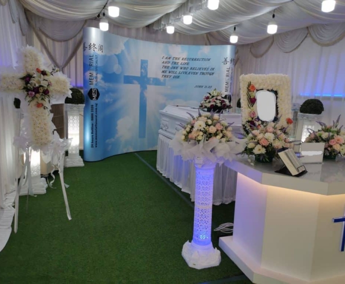 ChristianGallery4 Christian funeral with white flower cross